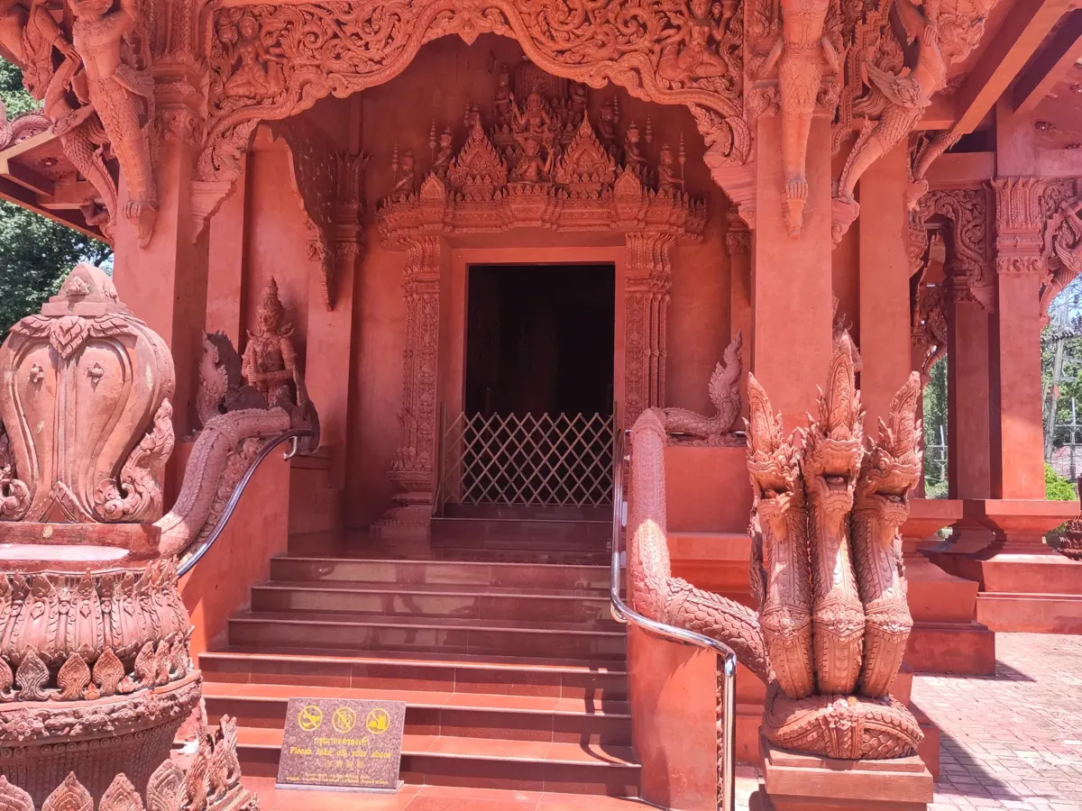 Wat Ratchathammaram (Red Temple / Wat Sila Ngu)